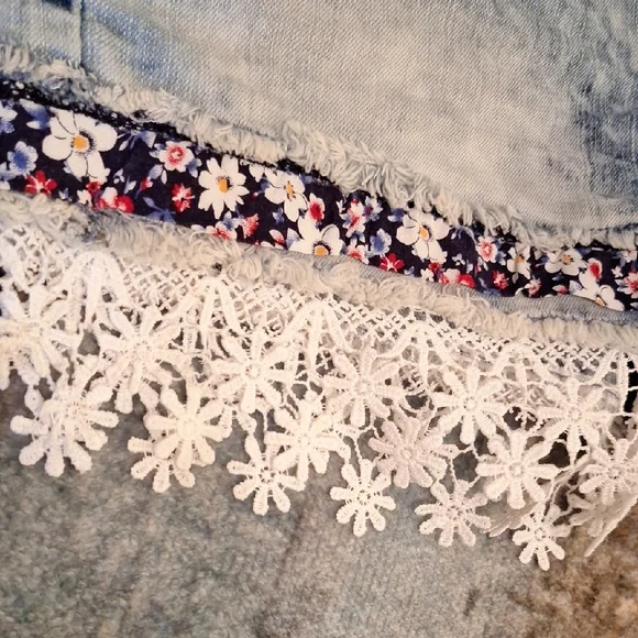 No Boundaries Jean Shorts with Vintage Lace Detail. NWOT - Picture 6 of 8